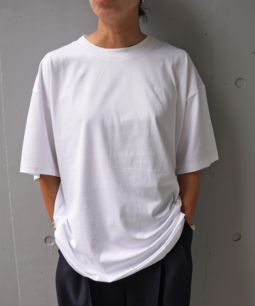 ATON（エイトン）の「ATON (エイトン) SUVIN 60/2  OVERSIZED S/S T-SHIRT（Tシャツ/カットソー・レディース・ブラック/ホワイト/ライトグレー/キャメル・2）」の2枚目の写真