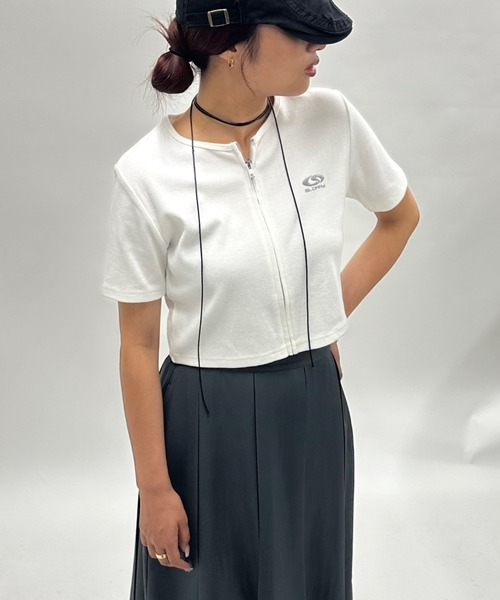 WHO'S WHO gallery（フーズフーギャラリー）の「【SLOPPY/スロッピー】フューチャーロゴジップ半袖TEE（Tシャツ/カットソー・レディース・オフホワイト/グレー/チャコールグレー/ブラック/ライトグレー/ブラック系その他/レッド/ブラック系その他2/グレー系その他/ブラック系その他3/グレー系その他2/ブラウン/ホワイト系その他・FREE）」の2枚目の写真