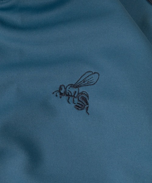 SlashDate(スラッシュデイト)の「ハチ刺繍ワンポイント サイドライン 半袖ハーフジップ/オーバーサイズ(Tシャツ/カットソー・メンズ・クリーム/ブルー/ブラック/グレイッシュベージュ・M/L)」の8枚目の写真