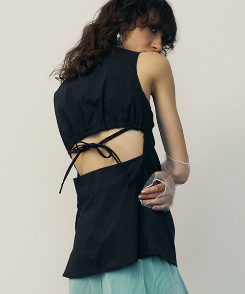 uyu.（ウユ）の「Back Open Sleeveless Blouse / バックオープンノースリーブブラウス【uyu./ウユ】（シャツ/ブラウス・レディース・ブルー/ブラック・FREE）」の2枚目の写真