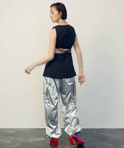 uyu.（ウユ）の「Back Open Sleeveless Blouse / バックオープンノースリーブブラウス【uyu./ウユ】（シャツ/ブラウス・レディース・ブルー/ブラック・FREE）」の3枚目の写真