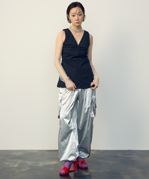 uyu.（ウユ）の「Back Open Sleeveless Blouse / バックオープンノースリーブブラウス【uyu./ウユ】（シャツ/ブラウス・レディース・ブルー/ブラック・FREE）」の4枚目の写真