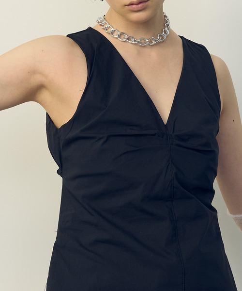 uyu.（ウユ）の「Back Open Sleeveless Blouse / バックオープンノースリーブブラウス【uyu./ウユ】（シャツ/ブラウス・レディース・ブルー/ブラック・FREE）」の8枚目の写真