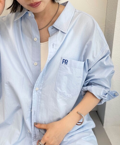 fredy emue（フレディエミュ）の「FR刺繍シャツ（シャツ/ブラウス・レディース・ブルー系その他/ピンク系その他/サックスブルー/オフホワイト・38）」の2枚目の写真
