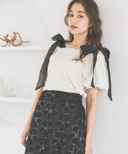 mysty woman（ミスティウーマン）の「【WEB限定】ショルダーリボンニットプルオーバー　135542（ニット/セーター・レディース・ライトベージュ/ブラック/オフホワイト・FREE）」の2枚目の写真