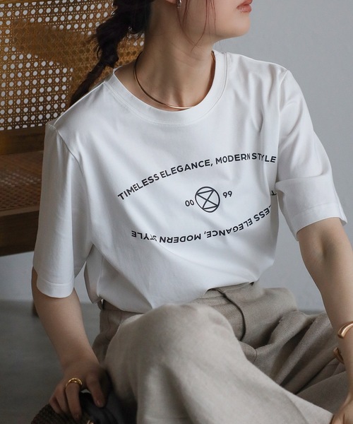 ＆HALF（アンドハーフ）の「TIMELESSロゴTシャツ（Tシャツ/カットソー・レディース・オフホワイト/スミクロ・M）」の3枚目の写真