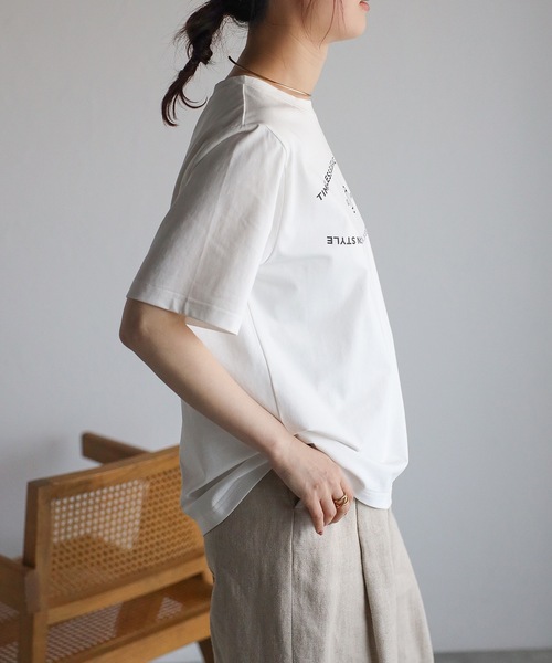 ＆HALF（アンドハーフ）の「TIMELESSロゴTシャツ（Tシャツ/カットソー・レディース・オフホワイト/スミクロ・M）」の7枚目の写真