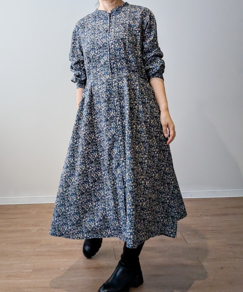 leswel(レスウェル)の「【L~5L 大きいサイズ】タック入りバンドカラー花柄ワンピース(ワンピース・レディース・ネイビー/ブラウン・LL/3L/4L/5L/L)」の1枚目の写真