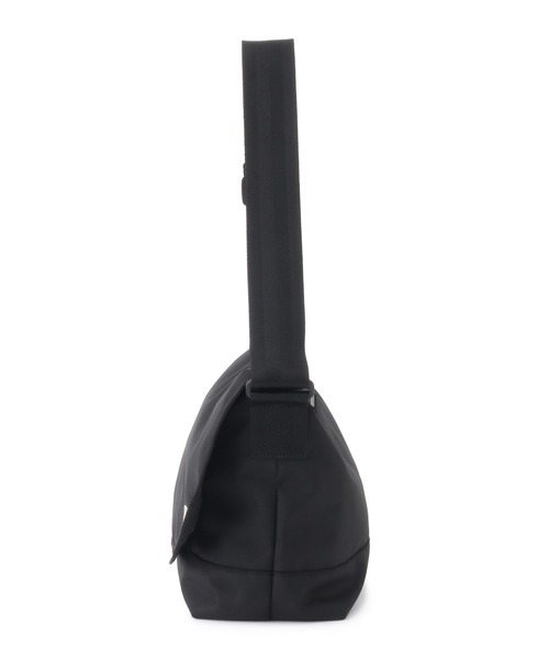 NEW ERA(ニューエラ)の「【NEWERA(R)/ニューエラ別注】OVAL LOGO SHOULDER BAG 9L(ショルダーバッグ・レディース・ブラック・FREE)」の3枚目の写真