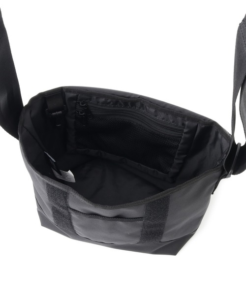 NEW ERA(ニューエラ)の「【NEWERA(R)/ニューエラ別注】OVAL LOGO SHOULDER BAG 9L(ショルダーバッグ・レディース・ブラック・FREE)」の11枚目の写真