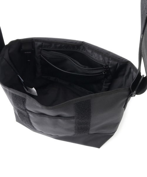 NEW ERA(ニューエラ)の「【NEWERA(R)/ニューエラ別注】OVAL LOGO SHOULDER BAG 9L(ショルダーバッグ・レディース・ブラック・FREE)」の12枚目の写真