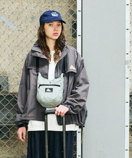 KELTY(ケルティ)の「「LEE」「BAILA」 掲載モデル【KELTY/ケルティ】パッカブルショルダーバッグ/PACKABLE MINI CURVE SHUOLDER(ショルダーバッグ・レディース・ベージュ/ネイビー/ブラック/ブラウン系その他/グレー・FREE)」の11枚目の写真