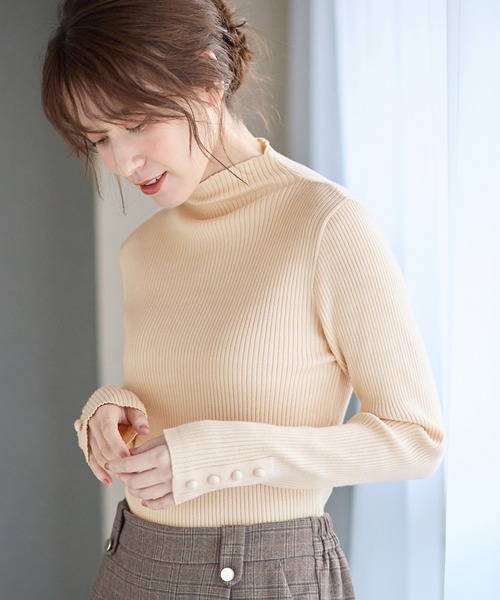 Viola e Viola(ヴィオラエヴィオラ)の「洗えるもちもち 袖ボタンリブニット(ニット/セーター・レディース・アイボリー/ブラック/ホワイト×ブラック・M/L/LL/3L)」の4枚目の写真