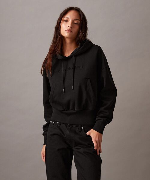 Calvin Klein エンボス クロップド パーカー Calvin Klein エンボス クロップド パーカー