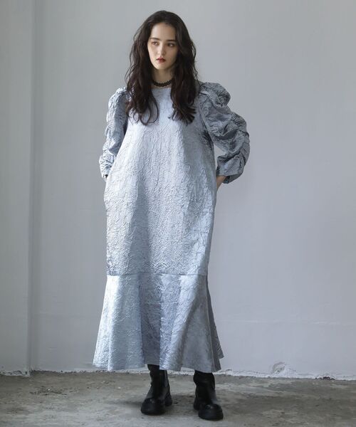 ESCAR(エスカー)の「■ESCAR エンボスギャザースリーブワンピース(ワンピース・レディース・ブラック/シルバー・FREE)」の3枚目の写真