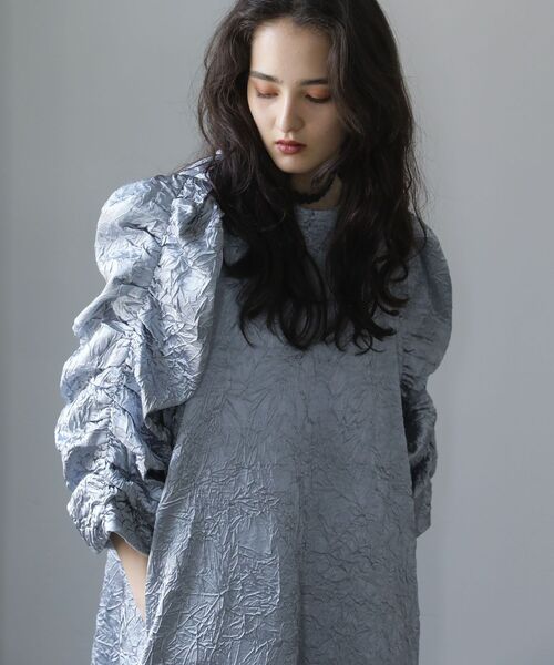 ESCAR(エスカー)の「■ESCAR エンボスギャザースリーブワンピース(ワンピース・レディース・ブラック/シルバー・FREE)」の6枚目の写真