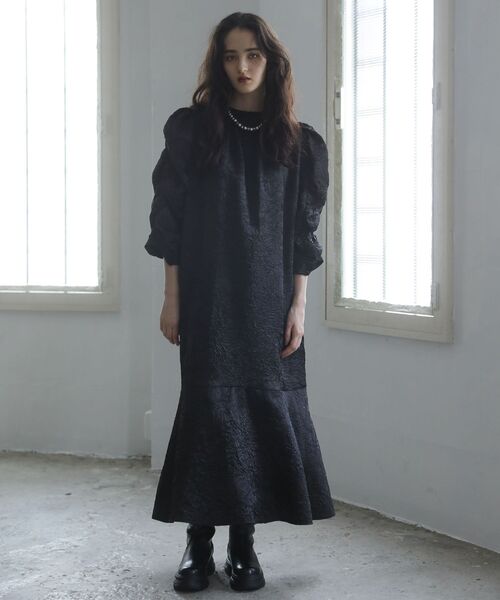 ESCAR(エスカー)の「■ESCAR エンボスギャザースリーブワンピース(ワンピース・レディース・ブラック/シルバー・FREE)」の8枚目の写真