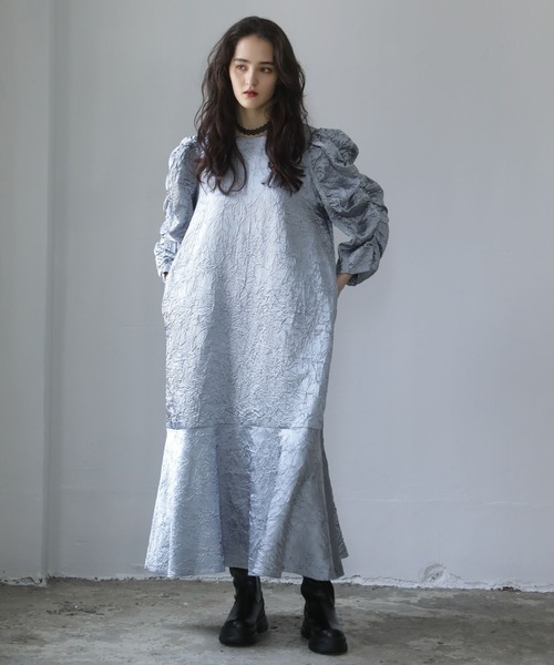 ESCAR(エスカー)の「■ESCAR エンボスギャザースリーブワンピース(ワンピース・レディース・ブラック/シルバー・FREE)」の1枚目の写真