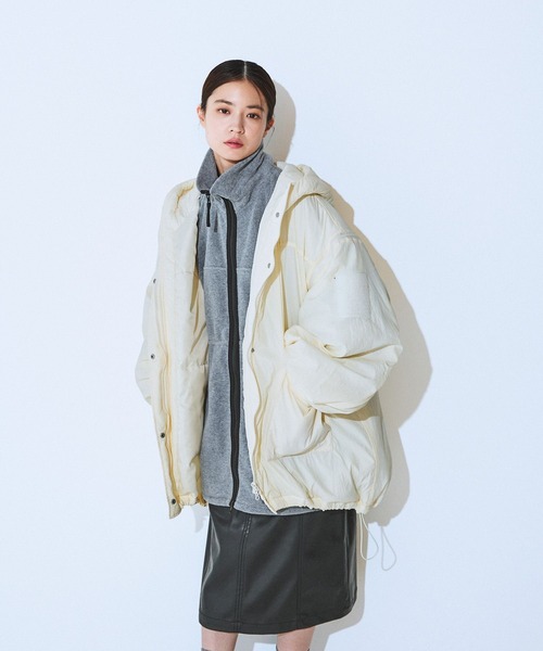 JEANASIS（ジーナシス）の「【中綿入りで冬の防寒も◎】ソデ2WAYモンスターパーカーコート/151372（ブルゾン・レディース・ブラック/ライトグレー/グレイッシュブルー/アイボリー/ライラック/ブラック系その他・FREE）」の9枚目の写真