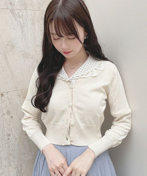 an another angelus（アンアナザーアンジェラス）の「フラワーカット釦Vネックニットカーディガン/ananotherangelus/fint　フィント（カーディガン/ボレロ・レディース・グリーン・FREE）」の2枚目の写真