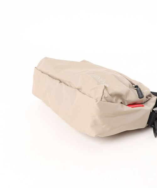 Manhattan Portage（マンハッタンポーテージ）の「Cityhall Shoulder Bag Nylon Tussah Quill（ショルダーバッグ・メンズ・ベージュ/ブラック・X-SMALL）」の4枚目の写真