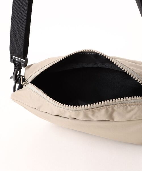 Manhattan Portage（マンハッタンポーテージ）の「Cityhall Shoulder Bag Nylon Tussah Quill（ショルダーバッグ・メンズ・ベージュ/ブラック・X-SMALL）」の5枚目の写真