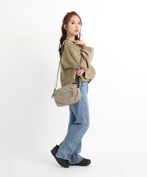 Manhattan Portage（マンハッタンポーテージ）の「Cityhall Shoulder Bag Nylon Tussah Quill（ショルダーバッグ・メンズ・ベージュ/ブラック・X-SMALL）」の7枚目の写真