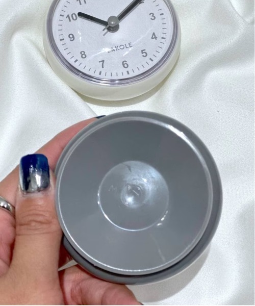 LAKOLE(ラコレ)の「【ガラスや鏡に吸着する】防滴時計 / 150064(掛け時計・レディース・ホワイト/グレー・FREE)」の19枚目の写真