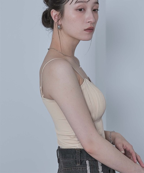 miette(ミエット)の「カップ付きウェーブラインキャミソール(キャミソール・レディース・ピンク/オフホワイト/ライトベージュ/ブラック/イエロー・FREE)」の6枚目の写真