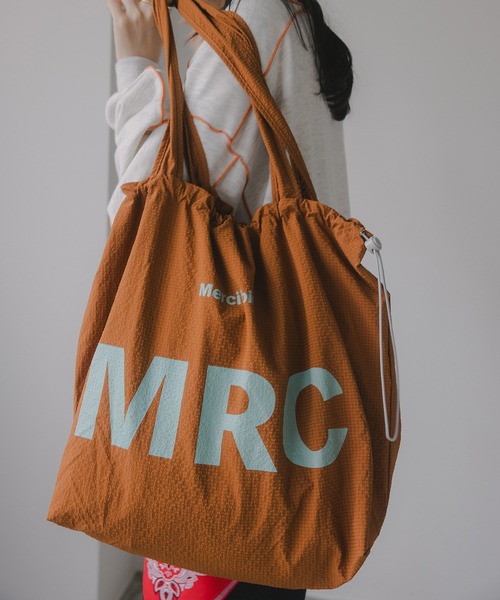 210nouve(トゥージュヌーブ)の「ビッグ ロゴ ナイロン トートバッグ(トートバッグ・レディース・ブルー/グレイッシュベージュ/イエロー/ミント/カーキ/ブラウン/ネイビー系1/ブラウン系1/ベージュ系1/ピンク系1・FREE)」の3枚目の写真