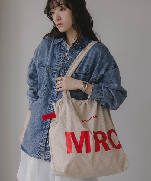 210nouve(トゥージュヌーブ)の「ビッグ ロゴ ナイロン トートバッグ(トートバッグ・レディース・ブルー/グレイッシュベージュ/イエロー/ミント/カーキ/ブラウン/ネイビー系1/ブラウン系1/ベージュ系1/ピンク系1・FREE)」の4枚目の写真