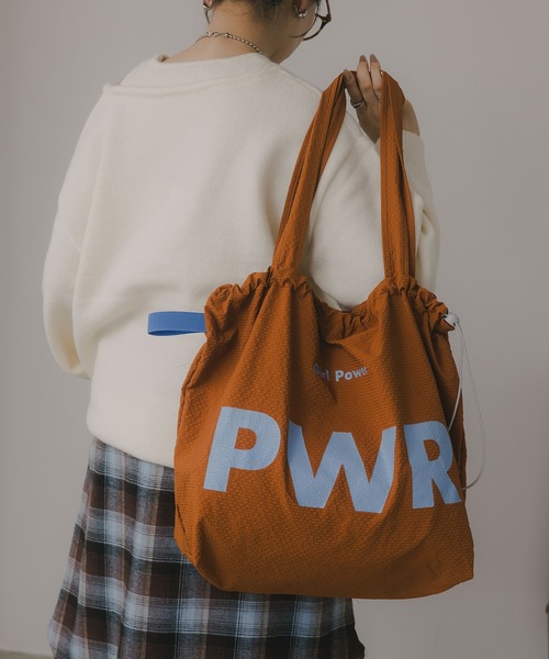 210nouve(トゥージュヌーブ)の「ビッグ ロゴ ナイロン トートバッグ(トートバッグ・レディース・ブルー/グレイッシュベージュ/イエロー/ミント/カーキ/ブラウン/ネイビー系1/ブラウン系1/ベージュ系1/ピンク系1・FREE)」の2枚目の写真