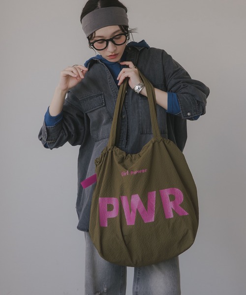 210nouve(トゥージュヌーブ)の「ビッグ ロゴ ナイロン トートバッグ(トートバッグ・レディース・ブルー/グレイッシュベージュ/イエロー/ミント/カーキ/ブラウン/ネイビー系1/ブラウン系1/ベージュ系1/ピンク系1・FREE)」の5枚目の写真