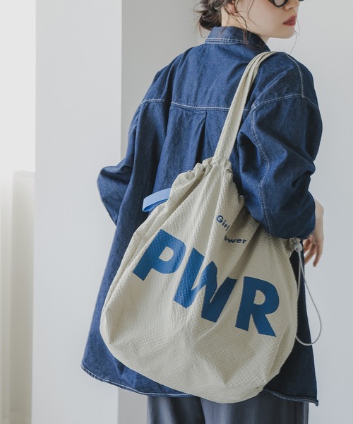 210nouve(トゥージュヌーブ)の「ビッグ ロゴ ナイロン トートバッグ(トートバッグ・レディース・ブルー/グレイッシュベージュ/イエロー/ミント/カーキ/ブラウン/ネイビー系1/ブラウン系1/ベージュ系1/ピンク系1・FREE)」の1枚目の写真