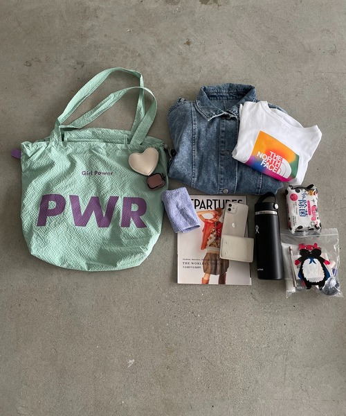 210nouve(トゥージュヌーブ)の「ビッグ ロゴ ナイロン トートバッグ(トートバッグ・レディース・ブルー/グレイッシュベージュ/イエロー/ミント/カーキ/ブラウン/ネイビー系1/ブラウン系1/ベージュ系1/ピンク系1・FREE)」の11枚目の写真