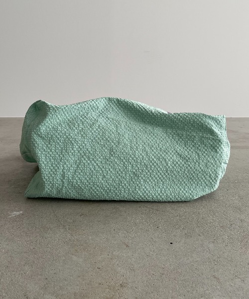 210nouve(トゥージュヌーブ)の「ビッグ ロゴ ナイロン トートバッグ(トートバッグ・レディース・ブルー/グレイッシュベージュ/イエロー/ミント/カーキ/ブラウン/ネイビー系1/ブラウン系1/ベージュ系1/ピンク系1・FREE)」の13枚目の写真