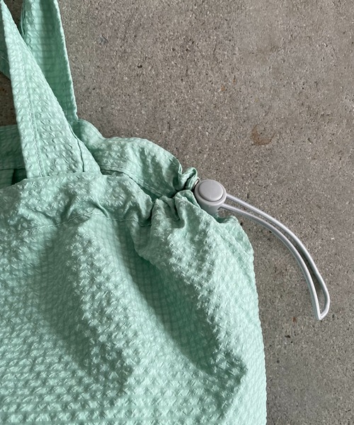 210nouve(トゥージュヌーブ)の「ビッグ ロゴ ナイロン トートバッグ(トートバッグ・レディース・ブルー/グレイッシュベージュ/イエロー/ミント/カーキ/ブラウン/ネイビー系1/ブラウン系1/ベージュ系1/ピンク系1・FREE)」の15枚目の写真