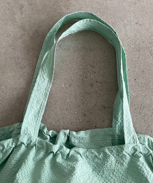 210nouve(トゥージュヌーブ)の「ビッグ ロゴ ナイロン トートバッグ(トートバッグ・レディース・ブルー/グレイッシュベージュ/イエロー/ミント/カーキ/ブラウン/ネイビー系1/ブラウン系1/ベージュ系1/ピンク系1・FREE)」の16枚目の写真