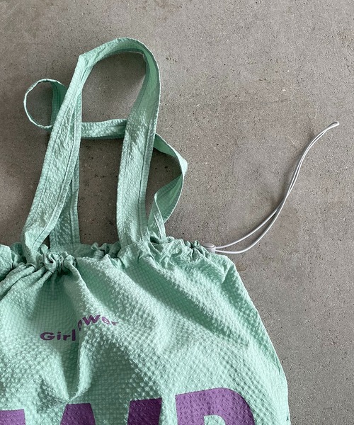 210nouve(トゥージュヌーブ)の「ビッグ ロゴ ナイロン トートバッグ(トートバッグ・レディース・ブルー/グレイッシュベージュ/イエロー/ミント/カーキ/ブラウン/ネイビー系1/ブラウン系1/ベージュ系1/ピンク系1・FREE)」の17枚目の写真