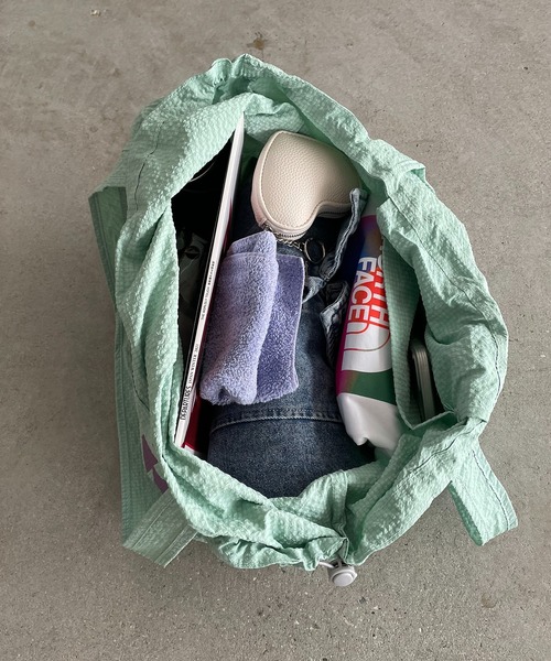 210nouve(トゥージュヌーブ)の「ビッグ ロゴ ナイロン トートバッグ(トートバッグ・レディース・ブルー/グレイッシュベージュ/イエロー/ミント/カーキ/ブラウン/ネイビー系1/ブラウン系1/ベージュ系1/ピンク系1・FREE)」の12枚目の写真