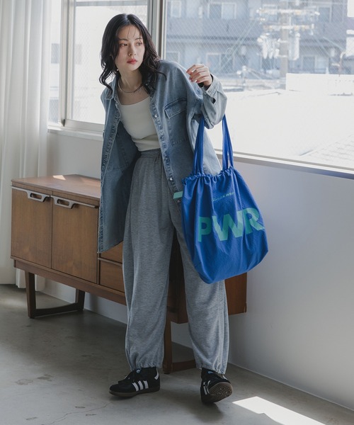 210nouve(トゥージュヌーブ)の「ビッグ ロゴ ナイロン トートバッグ(トートバッグ・レディース・ブルー/グレイッシュベージュ/イエロー/ミント/カーキ/ブラウン/ネイビー系1/ブラウン系1/ベージュ系1/ピンク系1・FREE)」の20枚目の写真