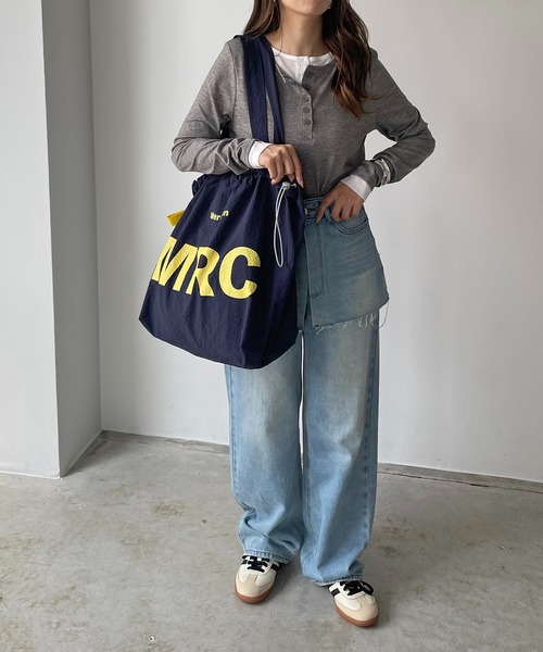 210nouve(トゥージュヌーブ)の「ビッグ ロゴ ナイロン トートバッグ(トートバッグ・レディース・ブルー/グレイッシュベージュ/イエロー/ミント/カーキ/ブラウン/ネイビー系1/ブラウン系1/ベージュ系1/ピンク系1・FREE)」の22枚目の写真