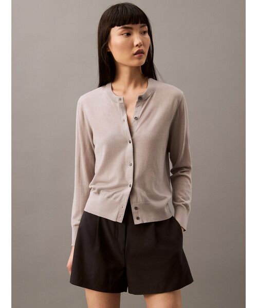 Calvin Klein(カルバン・クライン)の「テックメリノ カーディガン(カーディガン/ボレロ・レディース・アッシュグレー/ブラック/セージグリーン・S/M/XS)」の1枚目の写真