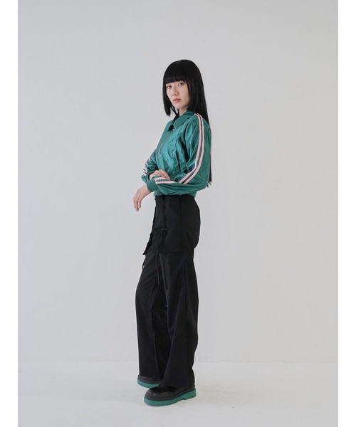 Uenui(ウニュイ)の「【 cunii 】グロッシー メタル トラックジャケット(パーカー・レディース・シルバー/グリーン/ネイビー・FREE)」の13枚目の写真
