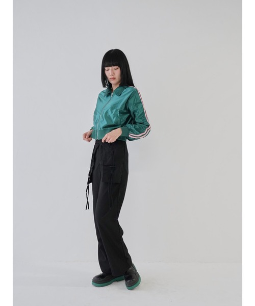 Uenui(ウニュイ)の「【 cunii 】グロッシー メタル トラックジャケット(パーカー・レディース・シルバー/グリーン/ネイビー・FREE)」の6枚目の写真