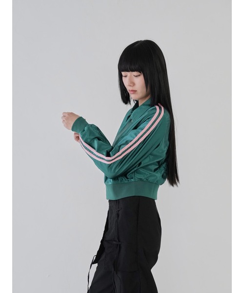 Uenui(ウニュイ)の「【 cunii 】グロッシー メタル トラックジャケット(パーカー・レディース・シルバー/グリーン/ネイビー・FREE)」の17枚目の写真