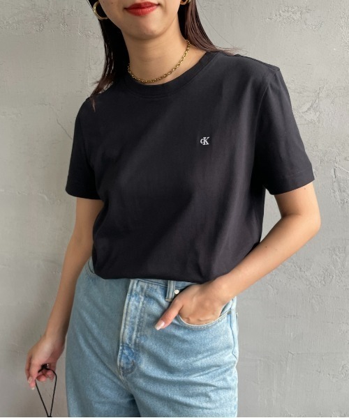 Calvin Klein（カルバン・クライン）の「[Calvin Klein/カルバンクライン] アーカイブ ワンポイントロゴ刺繍Tシャツ（Tシャツ/カットソー・レディース・ブラック/ホワイト・S）」の2枚目の写真
