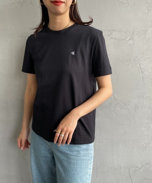 Calvin Klein（カルバン・クライン）の「[Calvin Klein/カルバンクライン] アーカイブ ワンポイントロゴ刺繍Tシャツ（Tシャツ/カットソー・レディース・ブラック/ホワイト・S）」の9枚目の写真