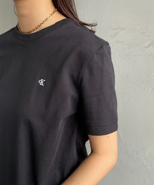 Calvin Klein（カルバン・クライン）の「[Calvin Klein/カルバンクライン] アーカイブ ワンポイントロゴ刺繍Tシャツ（Tシャツ/カットソー・レディース・ブラック/ホワイト・S）」の12枚目の写真