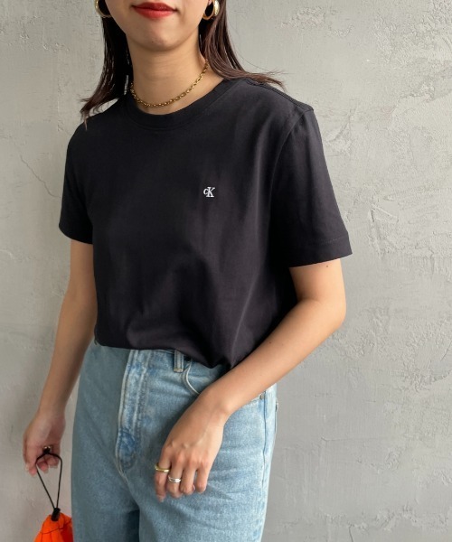Calvin Klein（カルバン・クライン）の「[Calvin Klein/カルバンクライン] アーカイブ ワンポイントロゴ刺繍Tシャツ（Tシャツ/カットソー・レディース・ブラック/ホワイト・S）」の5枚目の写真